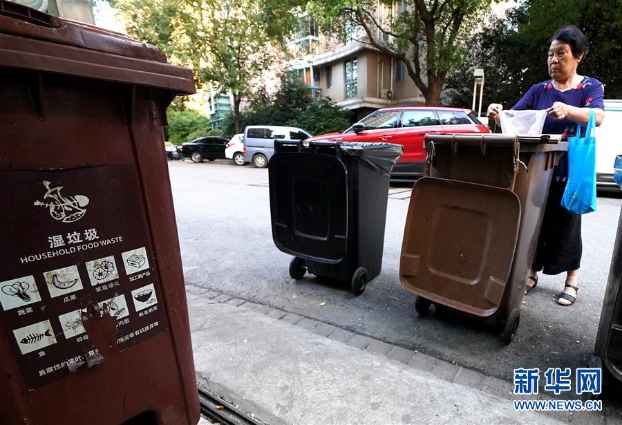 （新華視點(diǎn)&middot;圖文互動(dòng)）（1）上海垃圾分類&ldquo;滿月&rdquo;：&ldquo;拎得清&rdquo;了，&ldquo;守得住&rdquo;么？