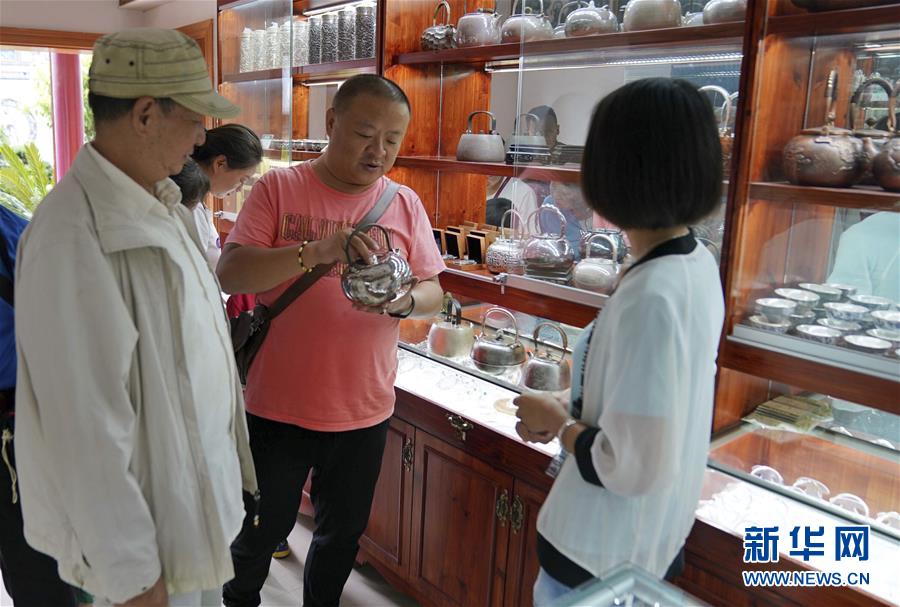 （在習(xí)近平新時(shí)代中國(guó)特色社會(huì)主義思想指引下&mdash;&mdash;新時(shí)代新作為新篇章&middot;總書(shū)記關(guān)心的百姓身邊事&middot;圖文互動(dòng)）（3）留住鄉(xiāng)愁 綻放新顏&mdash;&mdash;傳統(tǒng)村落保護(hù)激發(fā)鄉(xiāng)村活力