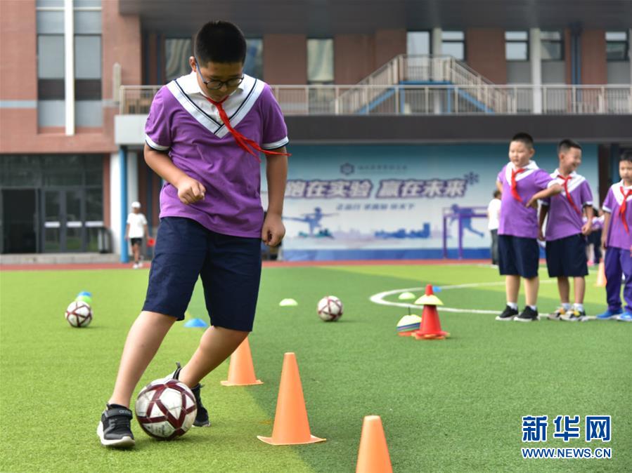 （體育&middot;圖文互動(dòng)）（2）（在習(xí)近平新時(shí)代中國(guó)特色社會(huì)主義思想指引下&mdash;&mdash;新時(shí)代新作為新篇章&middot;總書記關(guān)心的百姓身邊事）奔跑吧，少年！&mdash;&mdash;體育讓孩子們插上強(qiáng)壯的翅膀（配本社同題文字稿）