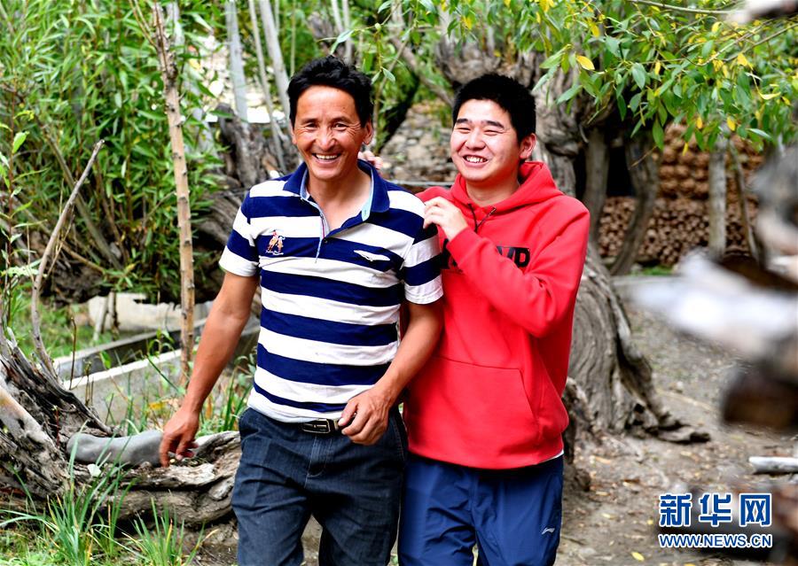 （在習(xí)近平新時(shí)代中國(guó)特色社會(huì)主義思想指引下&mdash;&mdash;新時(shí)代新作為新篇章&middot;總書記關(guān)心的百姓身邊事&middot;圖文互動(dòng))（3）&ldquo;我走進(jìn)大山，是為了讓你走出大山&rdquo;&mdash;&mdash;大學(xué)生支教故事