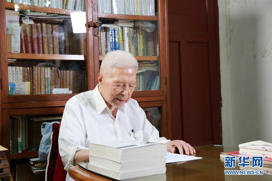 (愛(ài)國(guó)情 奮斗者·圖文互動(dòng))(1)一生“讀”一書(shū) 照亮前行路——記2018年“世界馬克思經(jīng)濟(jì)學(xué)獎(jiǎng)”獲得者陳征