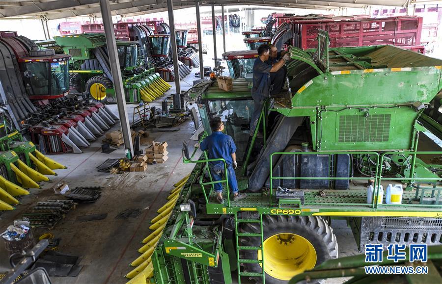 (新華全媒頭條·圖文互動)(2)同心筑夢映天山——新疆70年改革發(fā)展穩(wěn)定述評