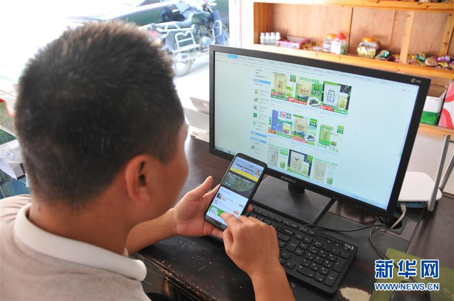 （在習(xí)近平新時(shí)代中國(guó)特色社會(huì)主義思想指引下&mdash;&mdash;新時(shí)代新作為新篇章&middot;總書(shū)記關(guān)心的百姓身邊事&middot;圖文互動(dòng)）（1）手機(jī)成為&ldquo;新農(nóng)具&rdquo;　莊戶人變&ldquo;新店家&rdquo;&mdash;&mdash;農(nóng)村電商助力農(nóng)民豐收