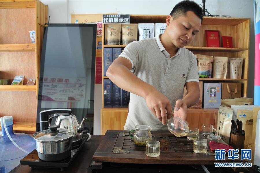 （在習(xí)近平新時(shí)代中國(guó)特色社會(huì)主義思想指引下&mdash;&mdash;新時(shí)代新作為新篇章&middot;總書(shū)記關(guān)心的百姓身邊事&middot;圖文互動(dòng)）（2）手機(jī)成為&ldquo;新農(nóng)具&rdquo;　莊戶人變&ldquo;新店家&rdquo;&mdash;&mdash;農(nóng)村電商助力農(nóng)民豐收