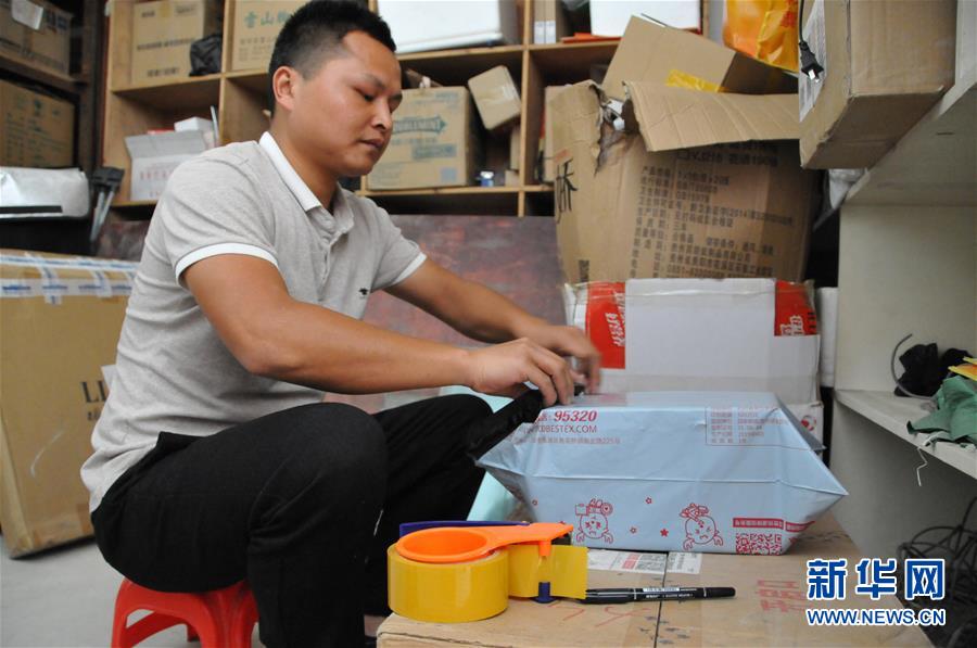 （在習(xí)近平新時(shí)代中國(guó)特色社會(huì)主義思想指引下&mdash;&mdash;新時(shí)代新作為新篇章&middot;總書(shū)記關(guān)心的百姓身邊事&middot;圖文互動(dòng)）（3）手機(jī)成為&ldquo;新農(nóng)具&rdquo;　莊戶人變&ldquo;新店家&rdquo;&mdash;&mdash;農(nóng)村電商助力農(nóng)民豐收