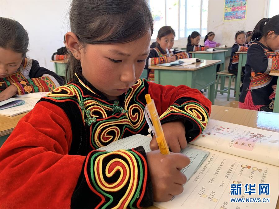 （新華全媒頭條&middot;圖文互動）（3）讓各民族手足相親守望相助&mdash;&mdash;以習(xí)近平同志為核心的黨中央關(guān)心少數(shù)民族和民族工作紀(jì)實