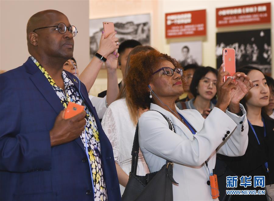 （圖文互動(dòng)）（3）讓友誼輝映未來&mdash;&mdash;記&ldquo;友誼勛章&rdquo;獲得者及代表參觀慶祝中華人民共和國成立70周年大型成就展