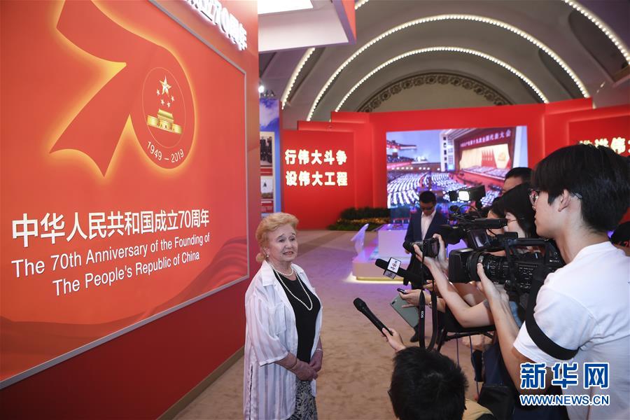 （圖文互動(dòng)）（2）讓友誼輝映未來&mdash;&mdash;記&ldquo;友誼勛章&rdquo;獲得者及代表參觀慶祝中華人民共和國成立70周年大型成就展