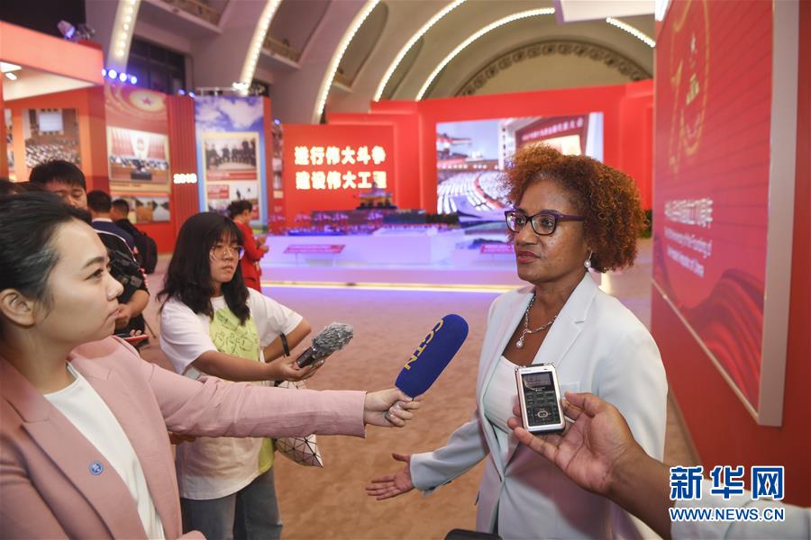 （圖文互動(dòng)）（5）讓友誼輝映未來&mdash;&mdash;記&ldquo;友誼勛章&rdquo;獲得者及代表參觀慶祝中華人民共和國成立70周年大型成就展