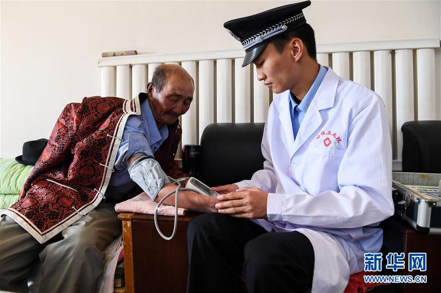 （愛國情 奮斗者&middot;圖文互動）（4）印刻在戈壁上的名字