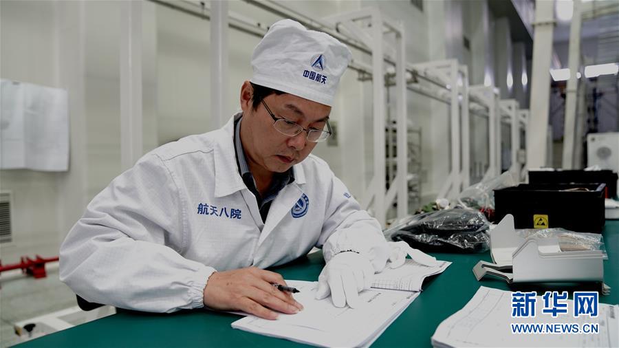 （德耀中華&middot;圖文互動）（2）王曙群：&ldquo;腳踏實地、仰望星空&rdquo;的大國工匠