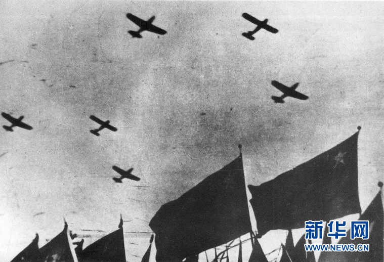 （新華全媒頭條&middot;人民空軍70年&middot;圖文互動(dòng)）（1）陽(yáng)光照耀奮飛的航程&mdash;&mdash;黨中央、中央軍委和習(xí)主席關(guān)心人民空軍建設(shè)發(fā)展紀(jì)實(shí)