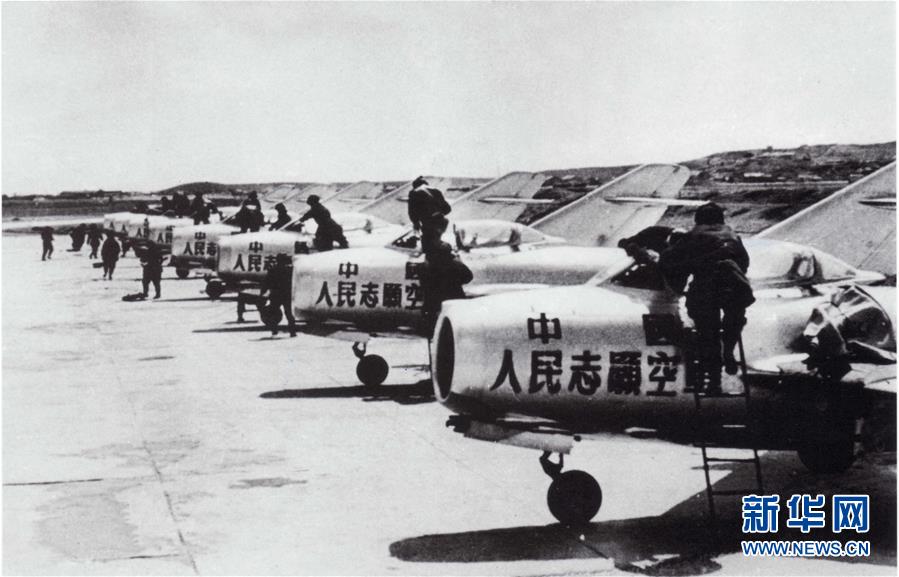 （新華全媒頭條&middot;人民空軍70年&middot;圖文互動(dòng)）（3）陽(yáng)光照耀奮飛的航程&mdash;&mdash;黨中央、中央軍委和習(xí)主席關(guān)心人民空軍建設(shè)發(fā)展紀(jì)實(shí)
