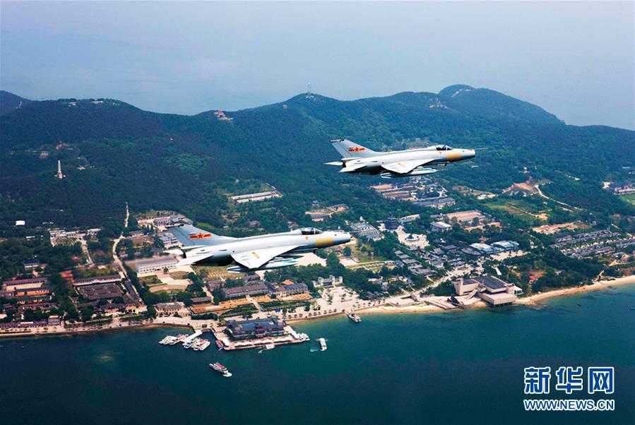 （新華全媒頭條&middot;人民空軍70年&middot;圖文互動(dòng)）（11）陽(yáng)光照耀奮飛的航程&mdash;&mdash;黨中央、中央軍委和習(xí)主席關(guān)心人民空軍建設(shè)發(fā)展紀(jì)實(shí)