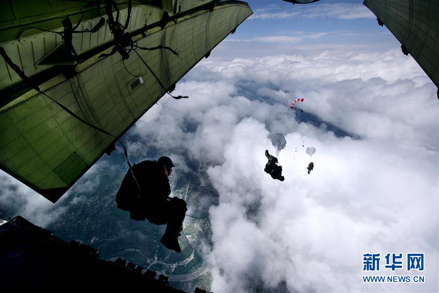 （新華全媒頭條&middot;人民空軍70年&middot;圖文互動(dòng)）（12）陽(yáng)光照耀奮飛的航程&mdash;&mdash;黨中央、中央軍委和習(xí)主席關(guān)心人民空軍建設(shè)發(fā)展紀(jì)實(shí)