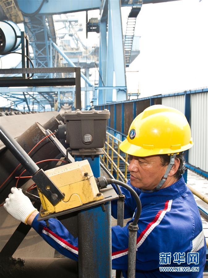 （愛(ài)國(guó)情 奮斗者&middot;圖文互動(dòng)）（1）錨定無(wú)悔奮進(jìn)的航向&mdash;&mdash;記港口創(chuàng)新路上的&ldquo;藍(lán)領(lǐng)專(zhuān)家&rdquo;孔祥瑞