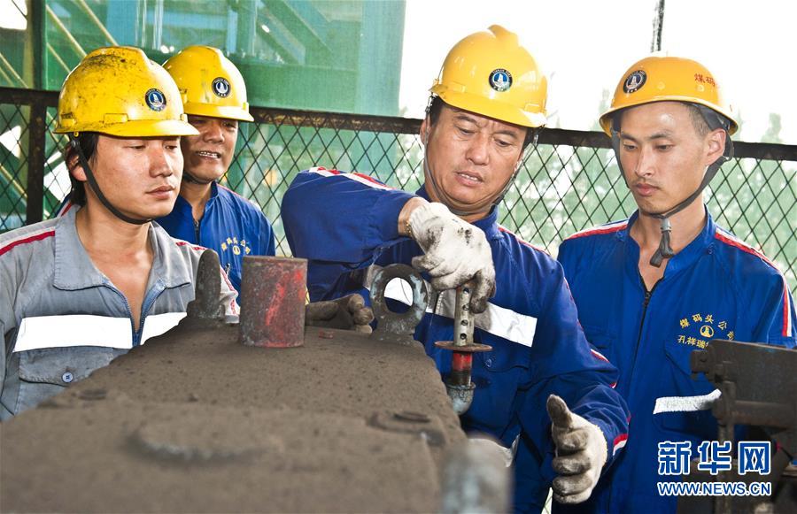 （愛(ài)國(guó)情 奮斗者&middot;圖文互動(dòng)）（2）錨定無(wú)悔奮進(jìn)的航向&mdash;&mdash;記港口創(chuàng)新路上的&ldquo;藍(lán)領(lǐng)專(zhuān)家&rdquo;孔祥瑞