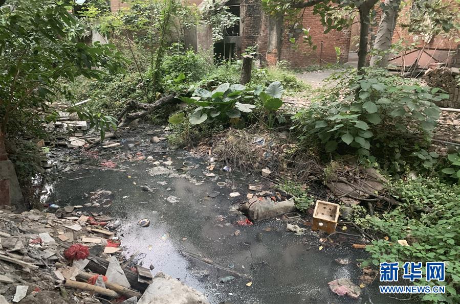 （圖文互動(dòng)）（1）河長(zhǎng)職責(zé)寫(xiě)得明明白白，條條舉措無(wú)一落實(shí)&mdash;&mdash;國(guó)務(wù)院檢查組暗訪核查佛山一農(nóng)村河涌黑臭十余年無(wú)人管理