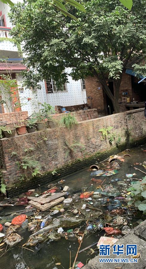 （圖文互動(dòng)）（2）河長(zhǎng)職責(zé)寫(xiě)得明明白白，條條舉措無(wú)一落實(shí)&mdash;&mdash;國(guó)務(wù)院檢查組暗訪核查佛山一農(nóng)村河涌黑臭十余年無(wú)人管理