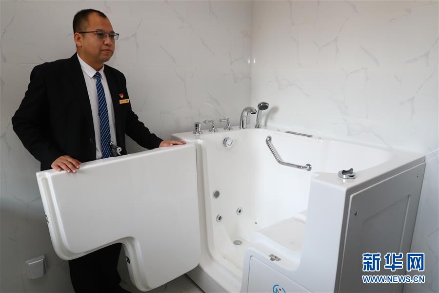 (四中全會精神在基層·圖文互動)(3)棚改區(qū)的民生新事:給回遷居民補(bǔ)上康養(yǎng)服務(wù)短板