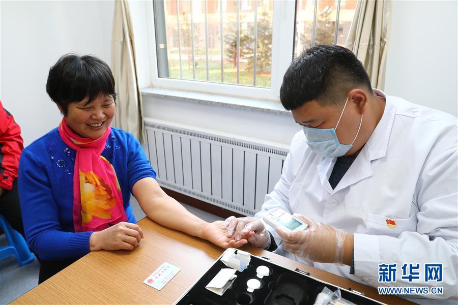 (四中全會精神在基層·圖文互動)(5)棚改區(qū)的民生新事:給回遷居民補(bǔ)上康養(yǎng)服務(wù)短板