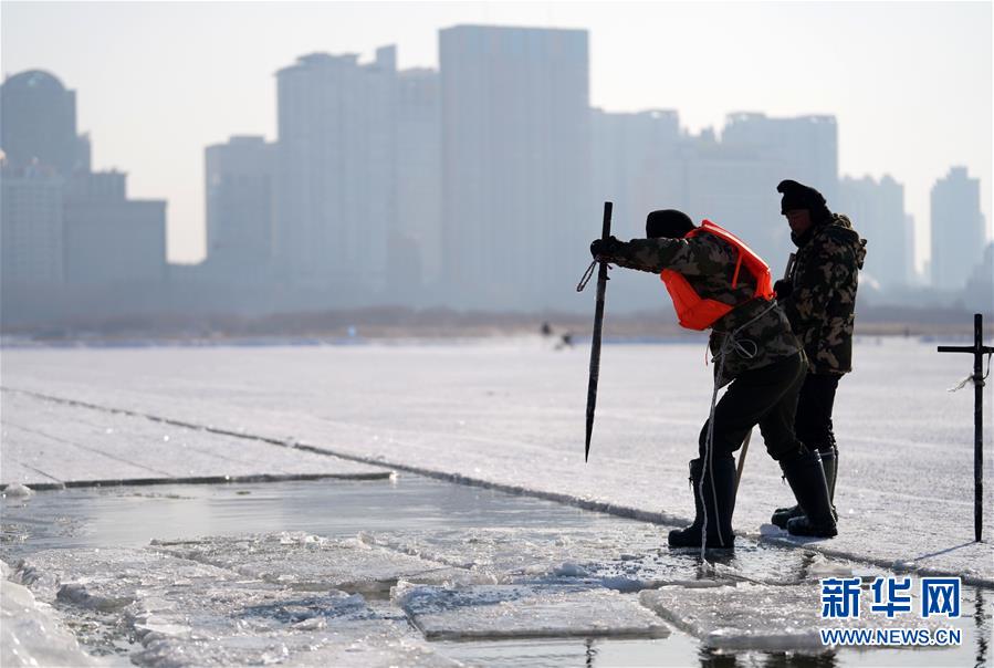 （圖文互動(dòng)）（2）寒冬采冰人：起早貪黑 &ldquo;淘金&rdquo;冰雪