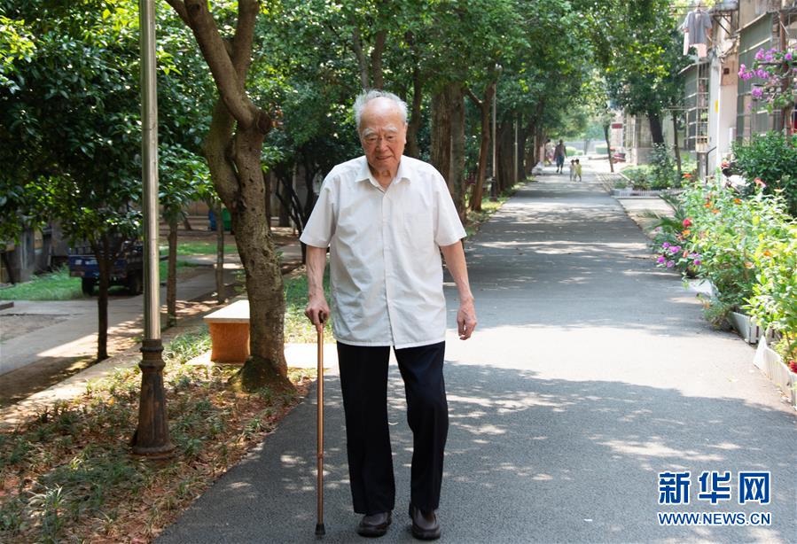 （新華全媒頭條&middot;圖文互動）（9）滄海橫流 信仰彌堅&mdash;&mdash;記共產(chǎn)黨員、湘潭大學九旬教授滄南