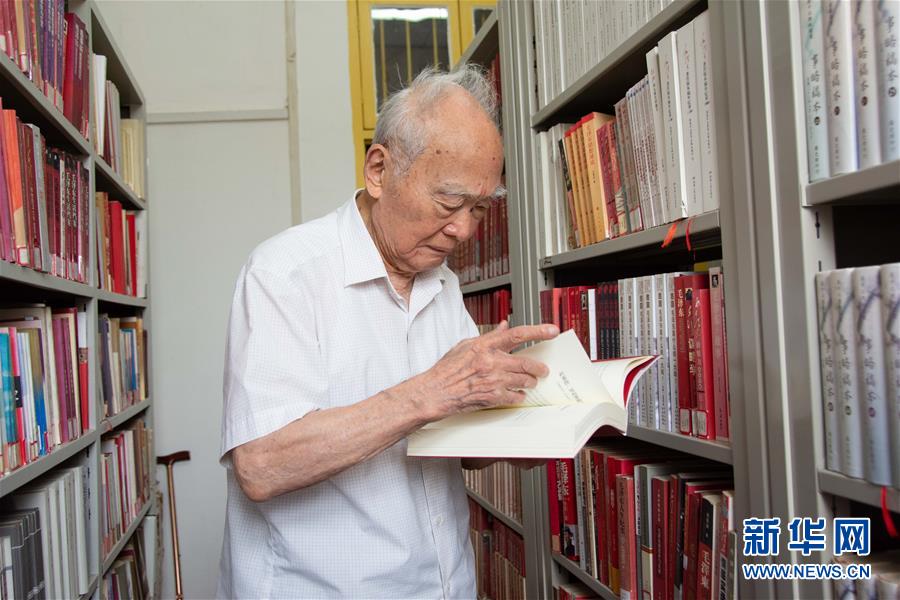 （新華全媒頭條&middot;圖文互動）（6）滄海橫流 信仰彌堅&mdash;&mdash;記共產(chǎn)黨員、湘潭大學九旬教授滄南