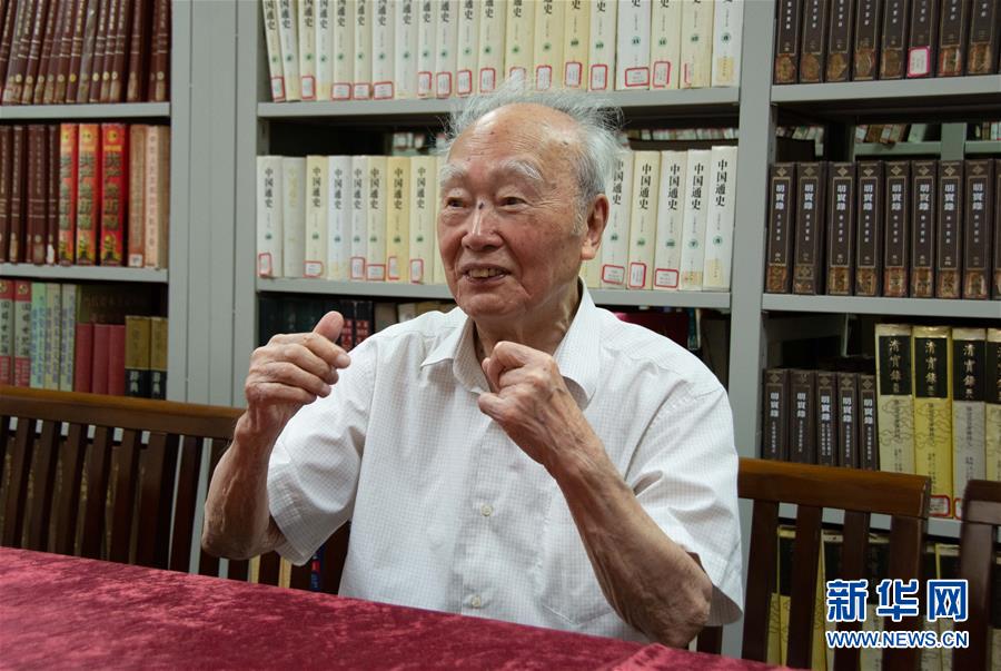 （新華全媒頭條&middot;圖文互動）（5）滄海橫流 信仰彌堅&mdash;&mdash;記共產(chǎn)黨員、湘潭大學九旬教授滄南