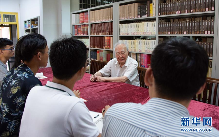 （新華全媒頭條&middot;圖文互動）（4）滄海橫流 信仰彌堅&mdash;&mdash;記共產(chǎn)黨員、湘潭大學九旬教授滄南