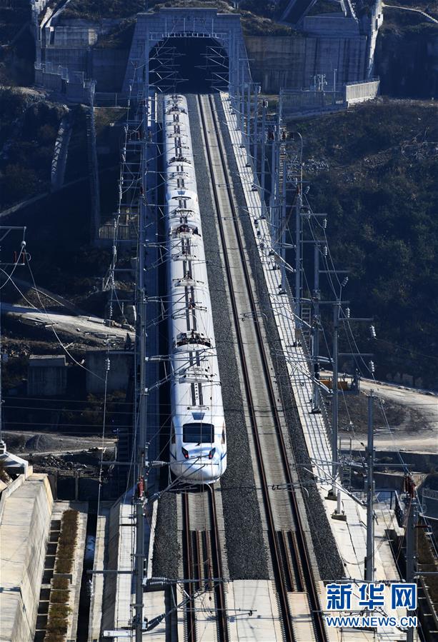 （新華全媒頭條&middot;圖文互動(dòng)）（10）烏蒙歡歌高鐵來&mdash;&mdash;寫在成貴高鐵通車之際