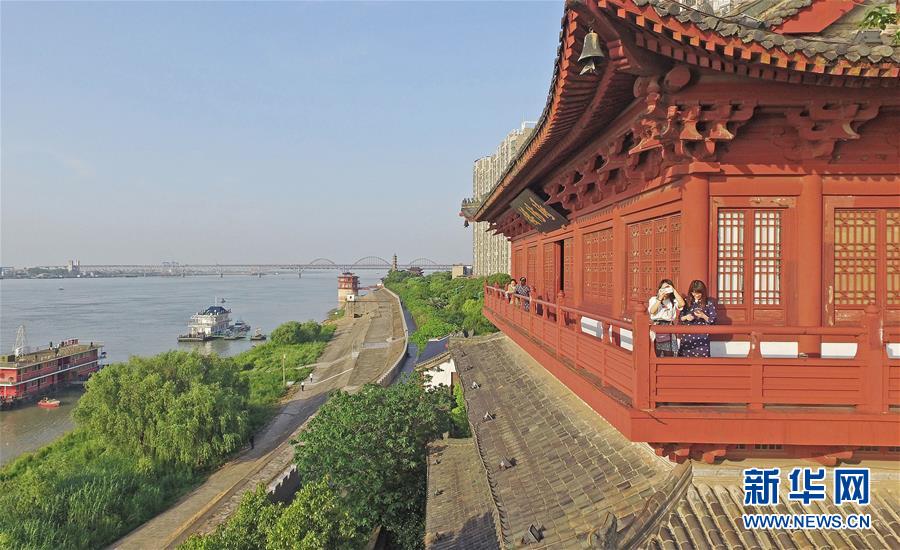 (在習(xí)近平新時(shí)代中國特色社會(huì)主義思想指引下——新時(shí)代新作為新篇章·總書記關(guān)切高質(zhì)量發(fā)展·圖文互動(dòng))(2)在藍(lán)天白云下——污染防治攻堅(jiān)戰(zhàn)持續(xù)推進(jìn)