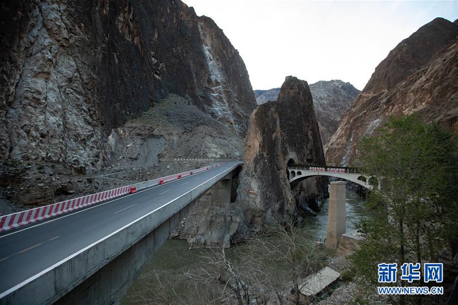 （新華全媒頭條&middot;圖文互動）（8）格?；ㄩ_滿天路&mdash;&mdash;寫在川藏公路通車65周年之際