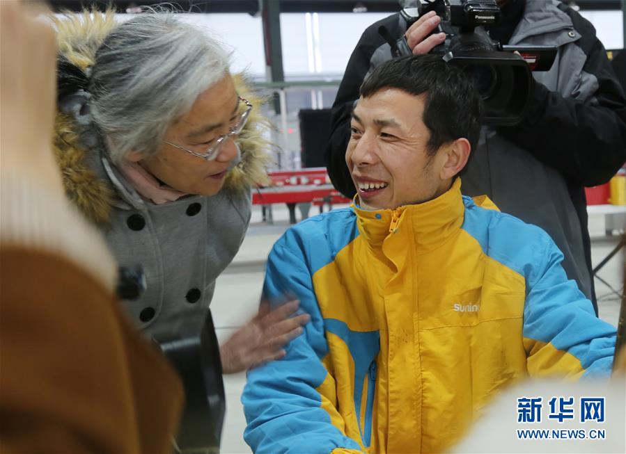 （圖文互動(dòng)）（2）特寫：全國(guó)道德模范為&ldquo;快遞小哥&rdquo;送&ldquo;愛(ài)心禮包&rdquo;