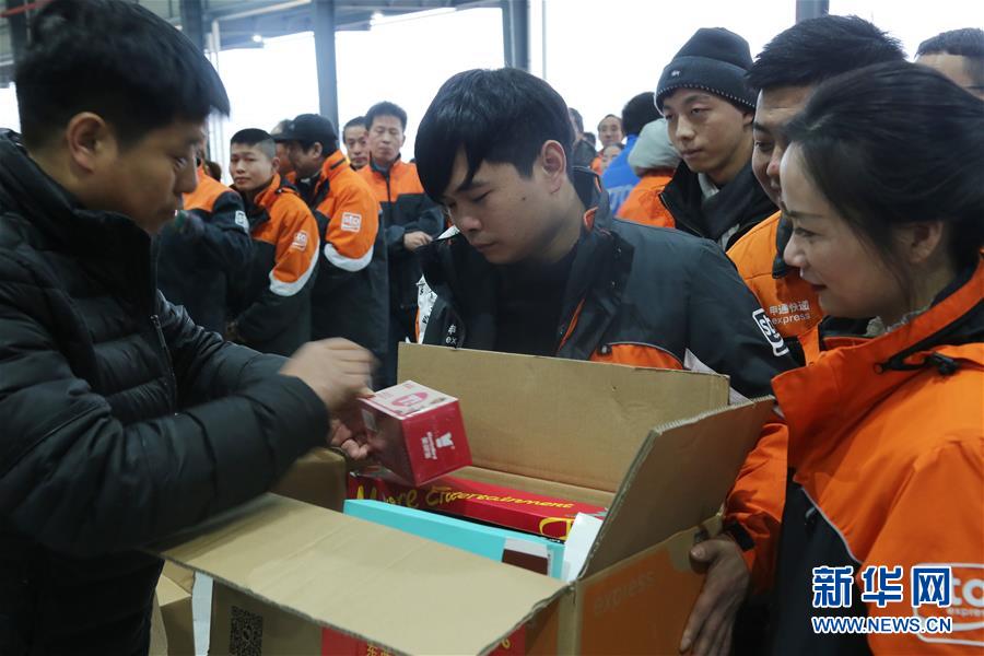 （圖文互動(dòng)）（3）特寫：全國(guó)道德模范為&ldquo;快遞小哥&rdquo;送&ldquo;愛(ài)心禮包&rdquo;