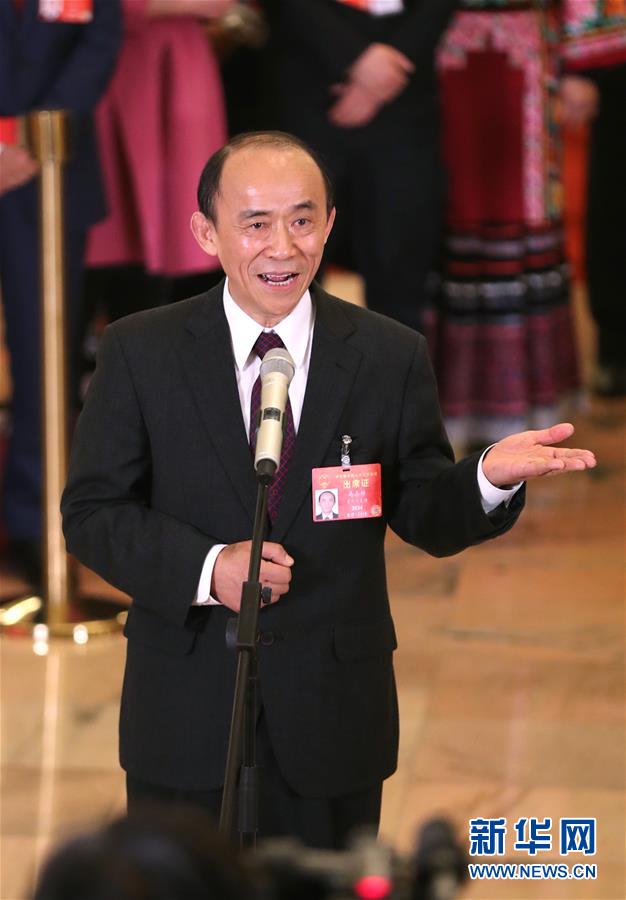 （兩會(huì)&middot;面對(duì)面）（3）全國(guó)人大代表接受采訪