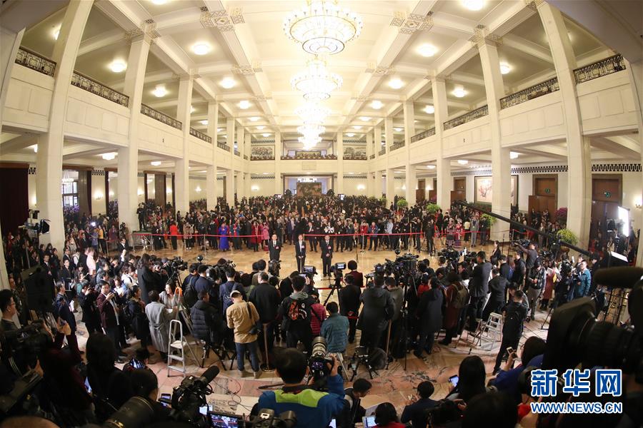 （兩會(huì)&middot;面對(duì)面）（12）全國(guó)人大代表接受采訪(fǎng)