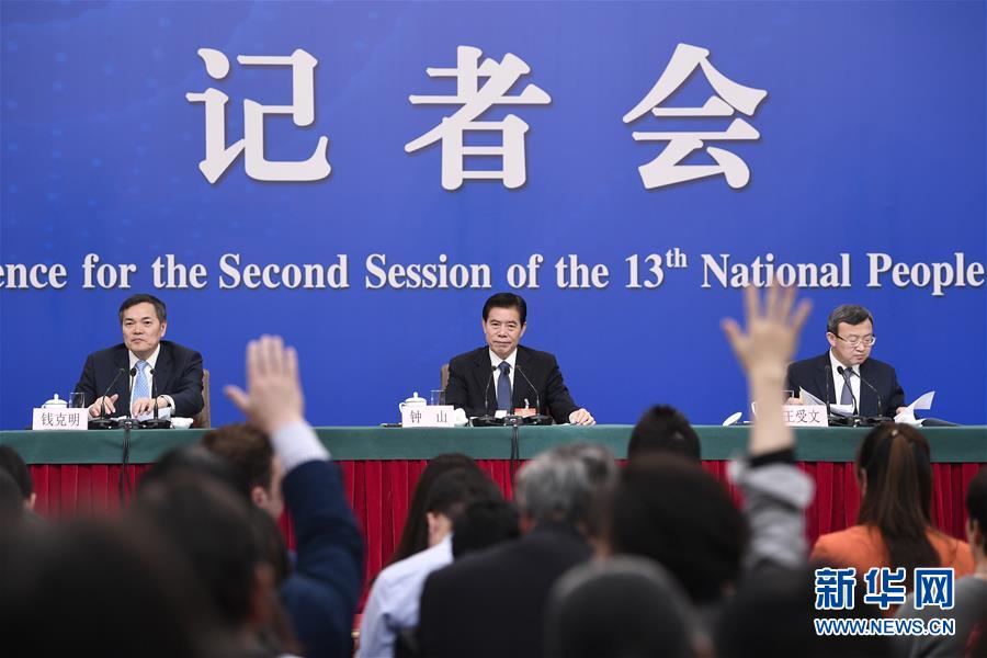 (兩會(huì)·XHDW)(11)商務(wù)部部長鐘山等就“促進(jìn)形成強(qiáng)大國內(nèi)市場 推動(dòng)全方位對(duì)外開放”答記者問