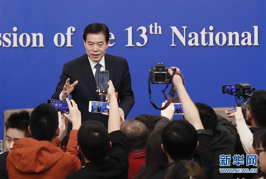 (兩會(huì)·XHDW)(12)商務(wù)部部長鐘山等就“促進(jìn)形成強(qiáng)大國內(nèi)市場 推動(dòng)全方位對(duì)外開放”答記者問