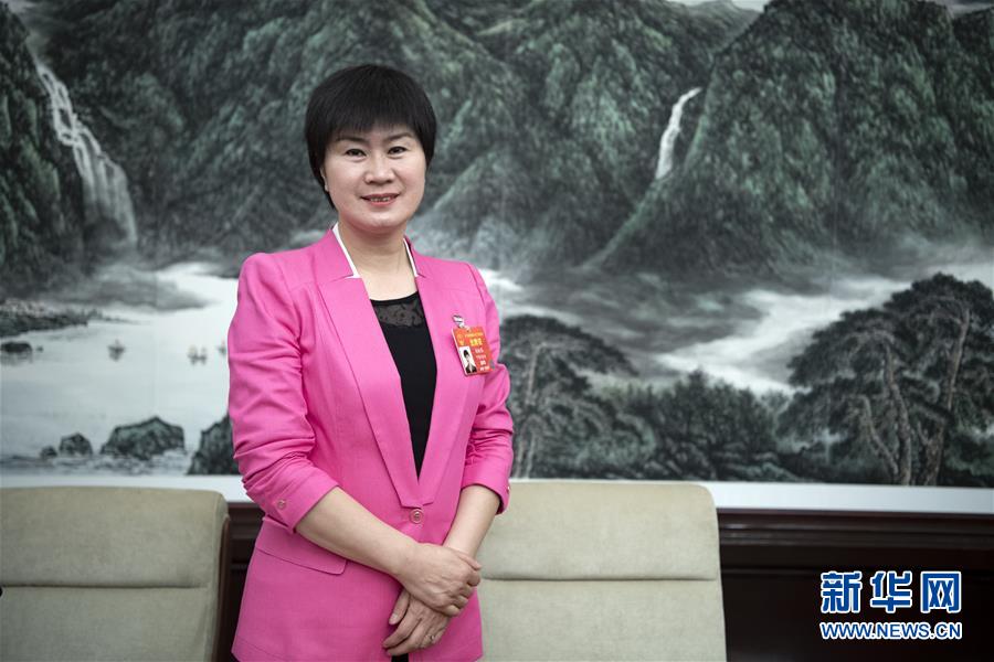 (兩會·圖片故事)(10)全國人大代表馬恒燕:讓城鄉(xiāng)學生共享“互聯(lián)網(wǎng)+教育”優(yōu)質(zhì)資源