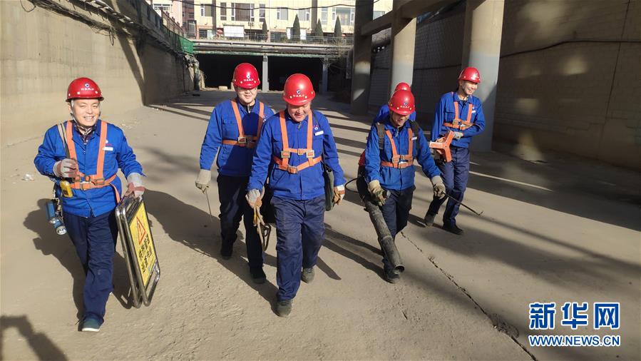 (嚴(yán)寒下的勞動者·圖文互動)(2)巡線工人“冰與火”的考驗