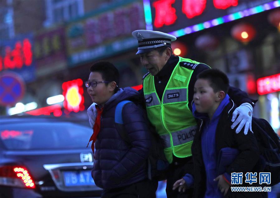 (新春走基層·圖文互動)(2)老楊貓腰護學:20米走了33年