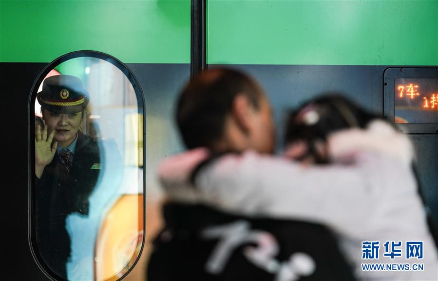 (新春走基層·圖文互動)(1)站臺上的“兩塊表”