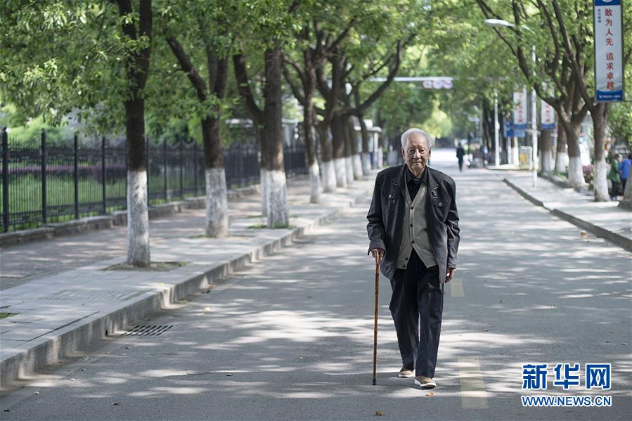 （今日關(guān)注&middot;科技獎(jiǎng)勵(lì)大會(huì)&middot;圖文互動(dòng)）（4）此生屬于祖國，此生無怨無悔&mdash;&mdash;隱身30年的中國核潛艇先驅(qū)黃旭華