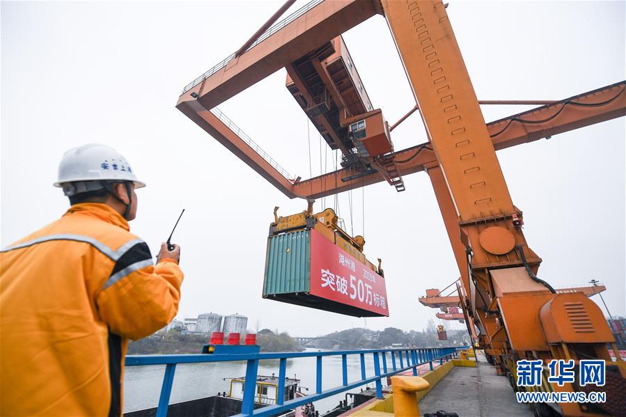 (新華全媒頭條·聚焦中國經(jīng)濟成績單·圖文互動)(1)為全面建成小康社會奠定堅實基礎(chǔ)——從2019年數(shù)據(jù)看中國經(jīng)濟發(fā)展大勢