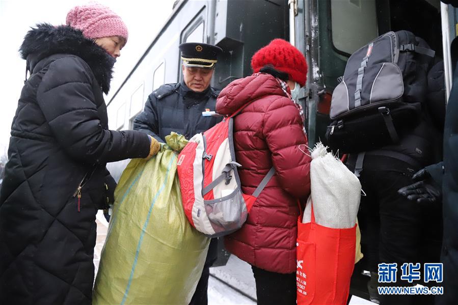 （新春走基層&middot;圖文互動）（4）小康路上，與&ldquo;小慢車&rdquo;同行&mdash;&mdash;長白山區(qū)綠皮火車二三事