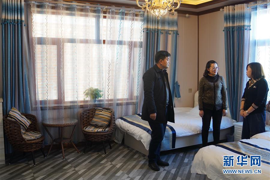 (新春走基層·圖文互動)(2)小鎮(zhèn)里的“U盤書記”