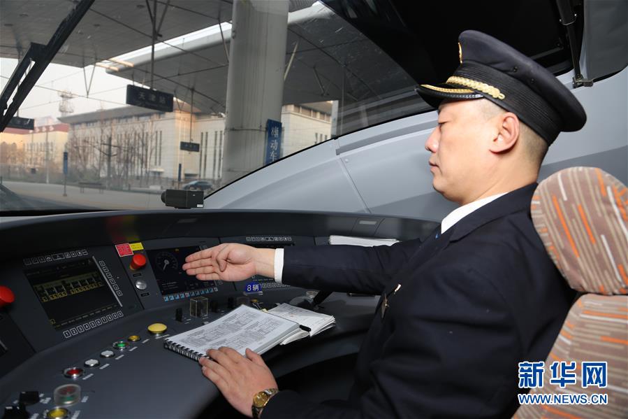 (新春走基層·圖文互動(dòng))(3)超前的“年夜飯”