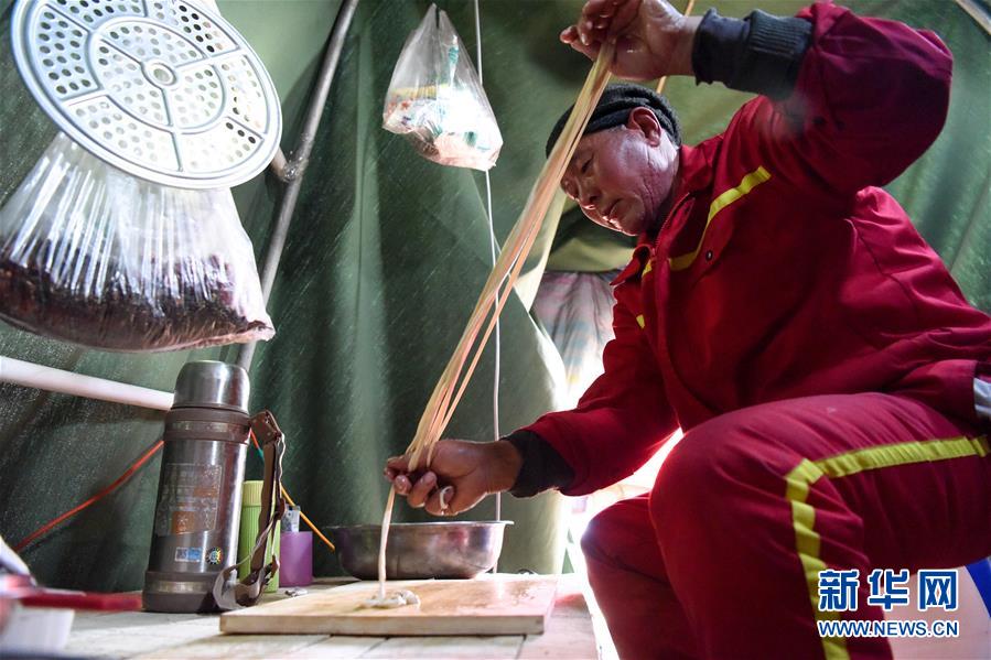 （新春走基層&middot;圖文互動(dòng)）（7）大漠中，一頂帳篷守歲五年