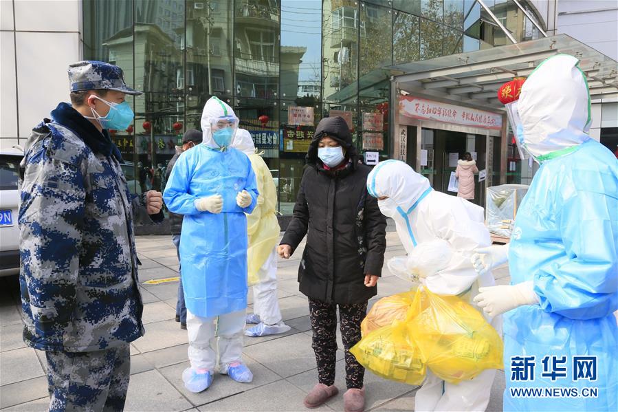 （新華全媒頭條&middot;圖文互動）（1）黨旗，高高飄揚在防控疫情斗爭第一線&mdash;&mdash;各級黨組織和廣大黨員干部投身疫情防控阻擊戰(zhàn)紀實